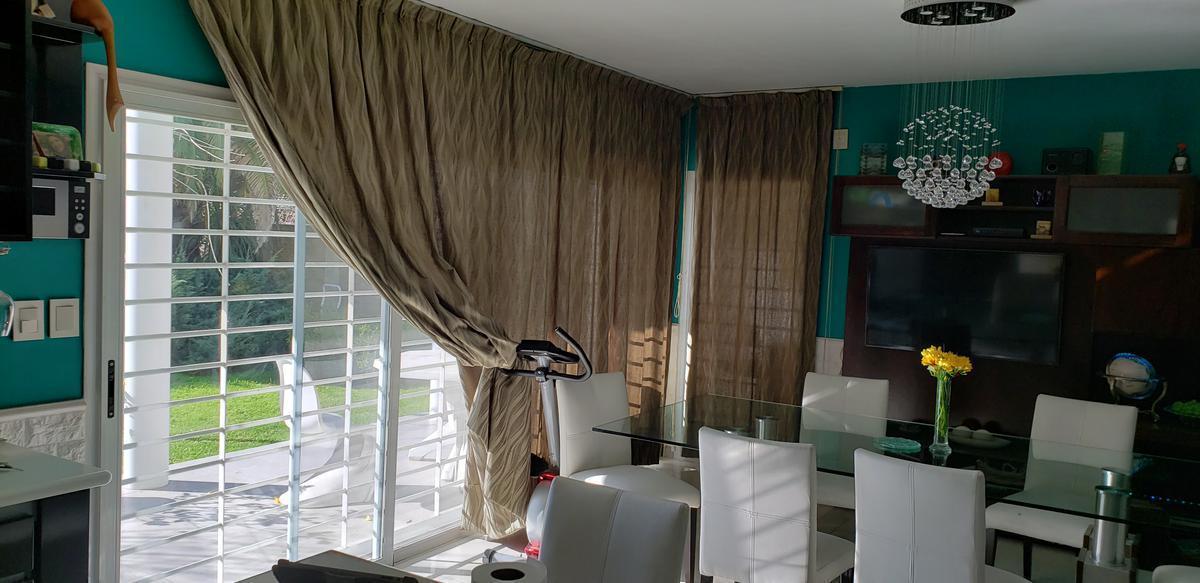 Foto de Casa de categoría con piscina, quincho y parque en Berazategui Centro, imagen 3
