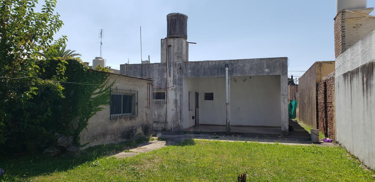 Terreno de 400 m² con Casa a Reciclar a Una Cuadra de Av Mitre - Berazategui 5