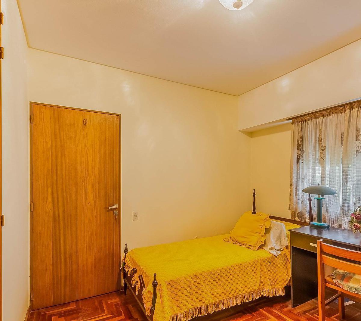 Casa 5 Ambientes con Cochera en Venta - Flores 1