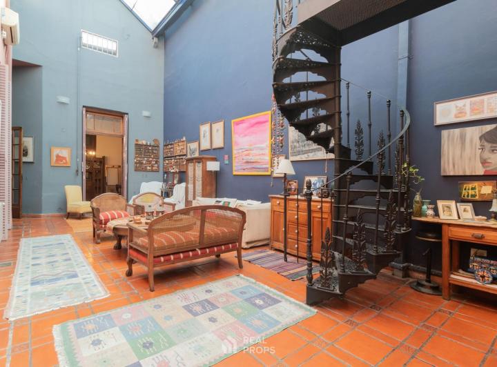 Casa 7 ambientes con jardín y garage en venta en Floresta 2