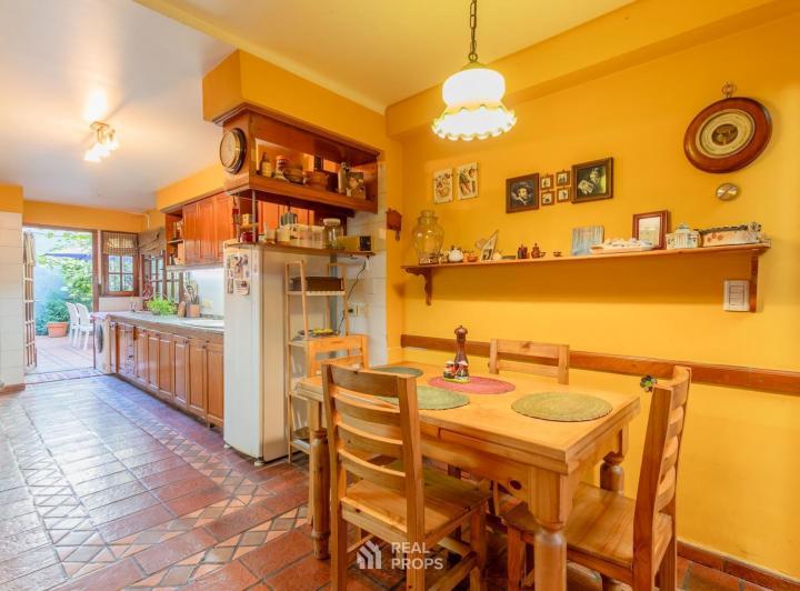 Casa 7 ambientes con jardín y garage en venta en Floresta 5