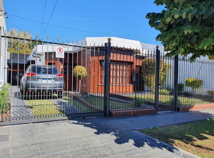 Venta de Casa con garaje cubierto, patio, terraza y quincho en Berazategui Centro