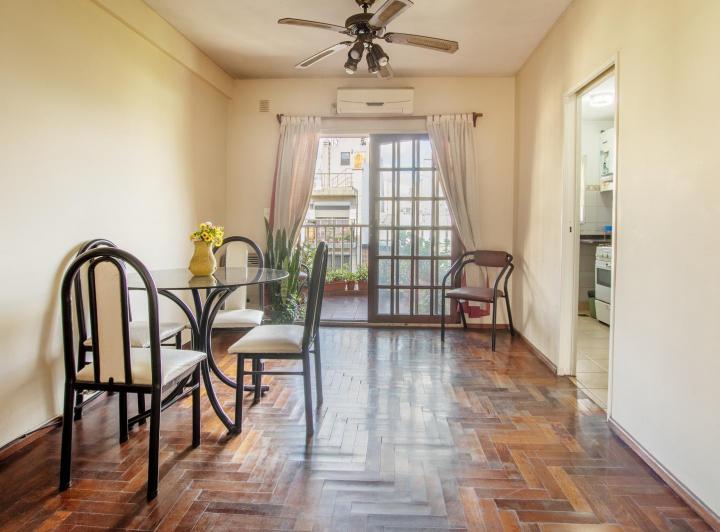 Venta semipiso 2 ambientes con balcón al frente y contrafrente Flores a mts Plaza Irlanda 2