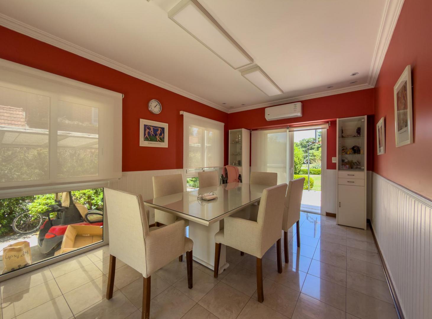 Casa 6 Ambientes en venta  Frente al Golf en Abril Club de Campo