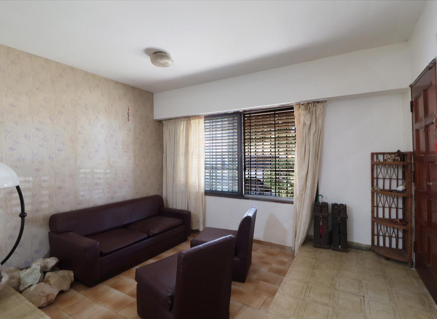 Casa 5 Ambientes más 2 locales en venta con Patio, Jardín, 2 Cocheras, Haedo Norte - El Palomar