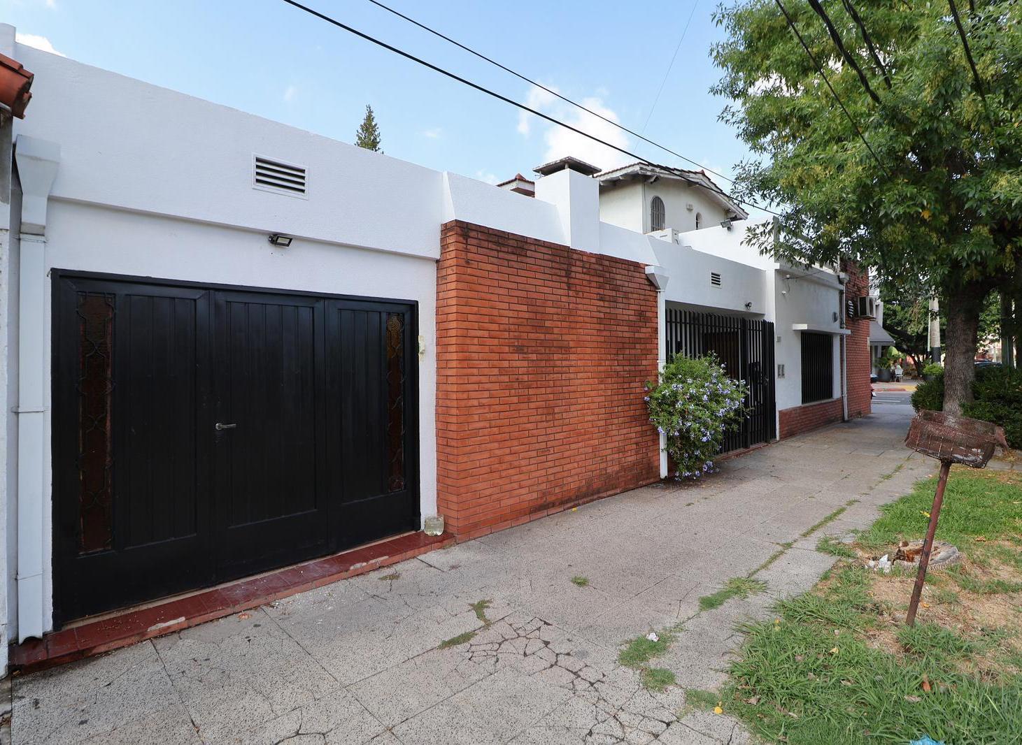 Casa 5 Ambientes más 2 locales en venta con Patio, Jardín, 2 Cocheras, Haedo Norte - El Palomar