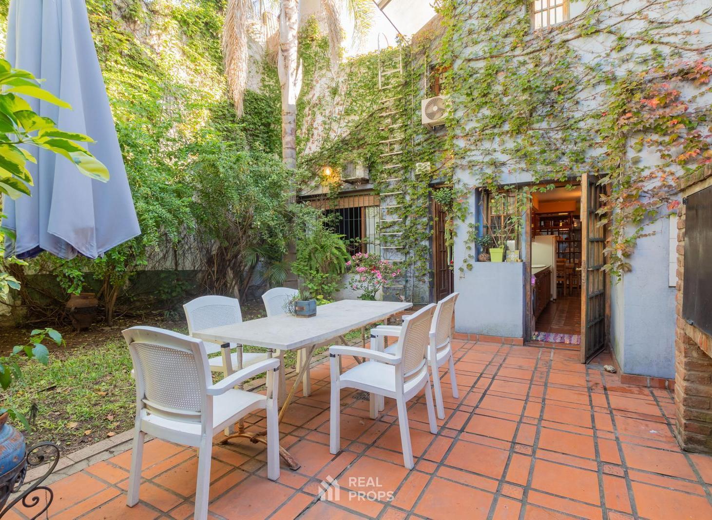Casa 7 ambientes con jardín y garage en venta en Floresta