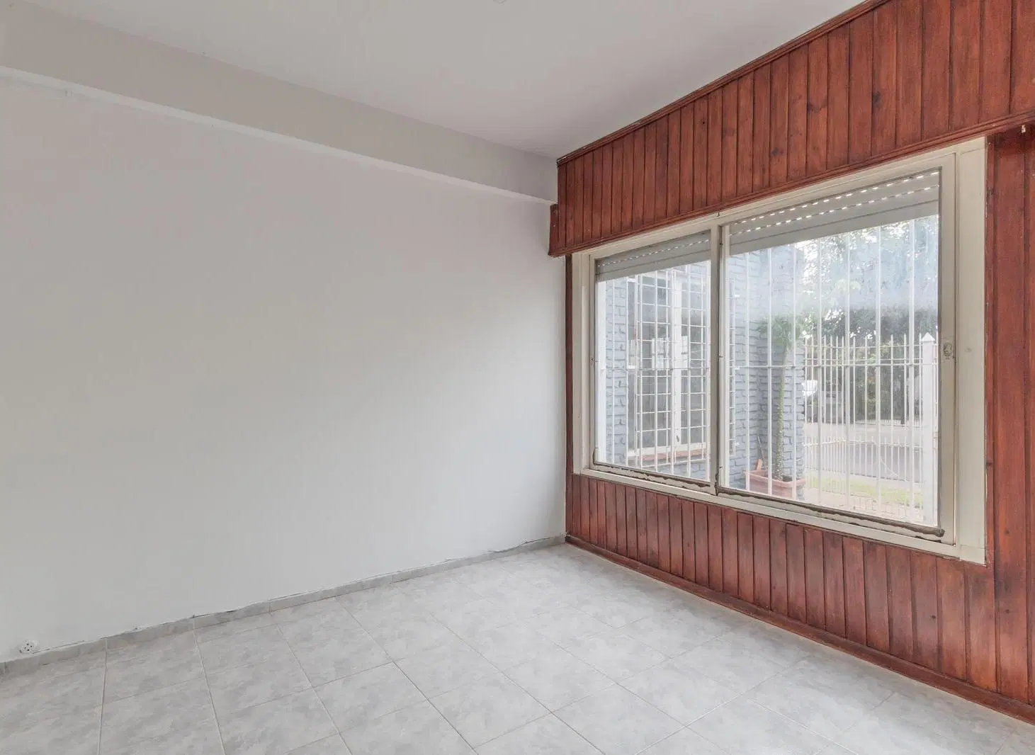 Venta de Casa 4 ambientes con garaje y parque en Berazategui 8