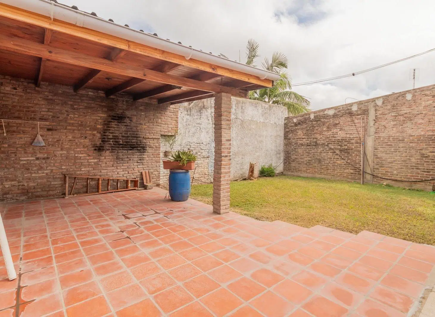 Venta de Casa 4 ambientes con garaje y  parque en Berazategui 2