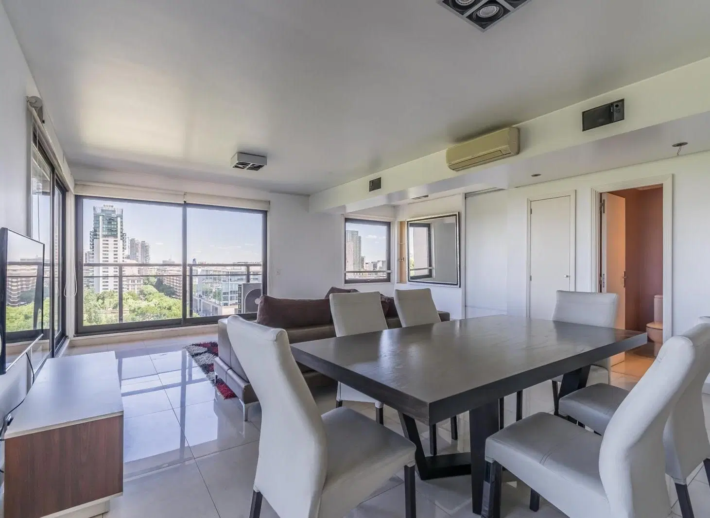 Departamento en venta de 3 ambientes con cochera doble, baulera, balcón, piso alto y vista abierta 2