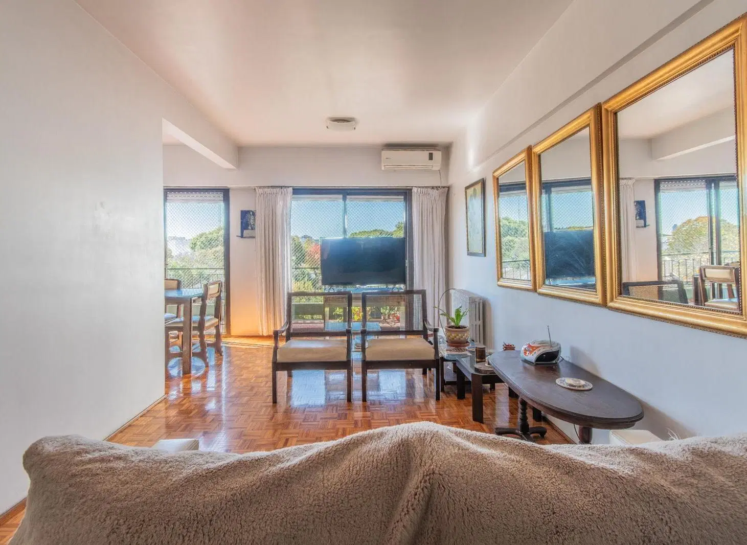 Departamento en venta de 4 ambientes con balcón corrido y cochera cubierta en Olivos 5