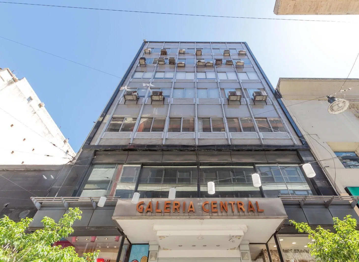 FLORIDA Y CORRIENTES. 5,60 de vidriera a metros de la entrada de Florida de Galeria Central 1