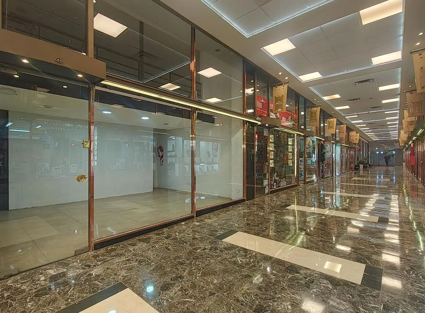 FLORIDA Y CORRIENTES. 5,60 de vidriera a metros de la entrada de Florida de Galeria Central 2