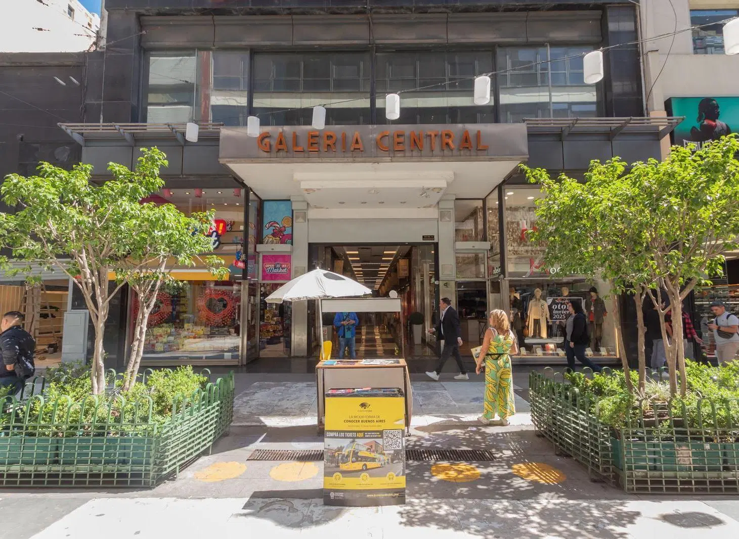 FLORIDA Y CORRIENTES. 5,60 de vidriera a metros de la entrada de Florida de Galeria Central 3