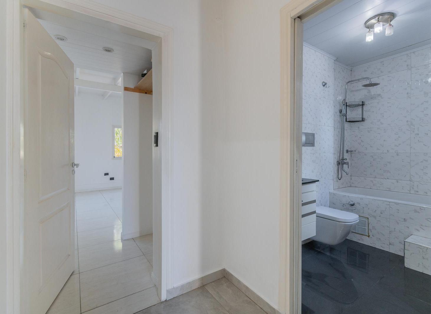 Venta PH al Frente de 4 Ambientes con Garaje, Doble Patio y Terraza - Santos Lugares