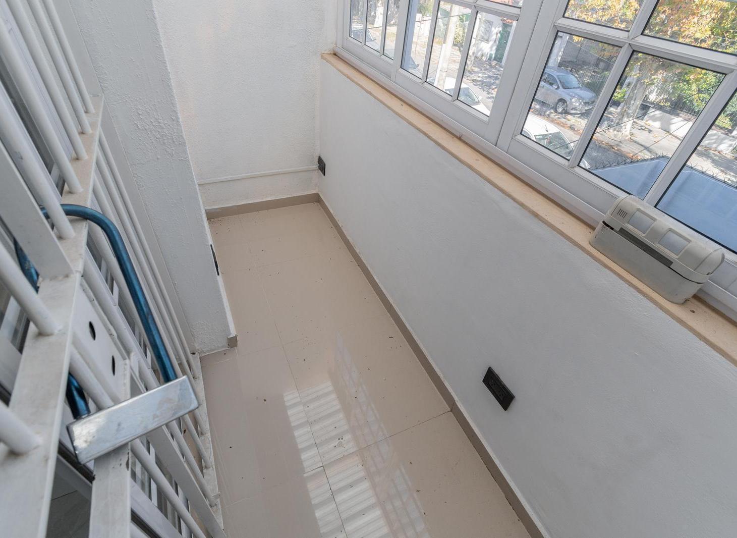 Venta PH al Frente de 4 Ambientes con Garaje, Doble Patio y Terraza - Santos Lugares