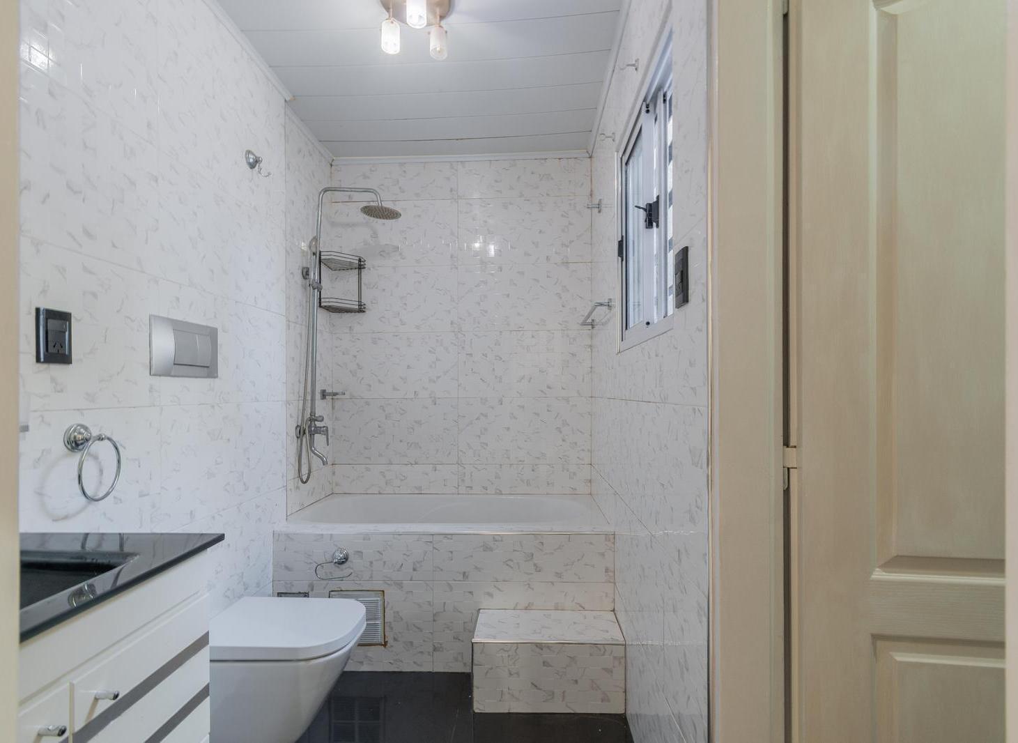 Venta PH al Frente de 4 Ambientes con Garaje, Doble Patio y Terraza - Santos Lugares