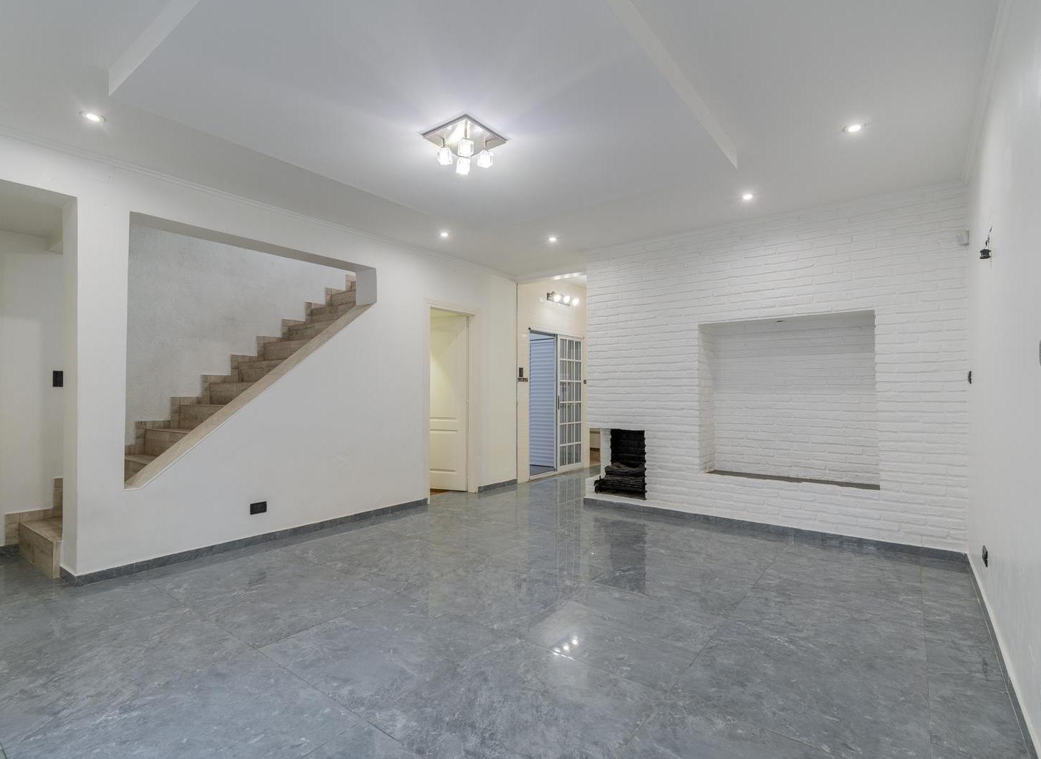 Venta PH al Frente de 4 Ambientes con Garaje, Doble Patio y Terraza - Santos Lugares
