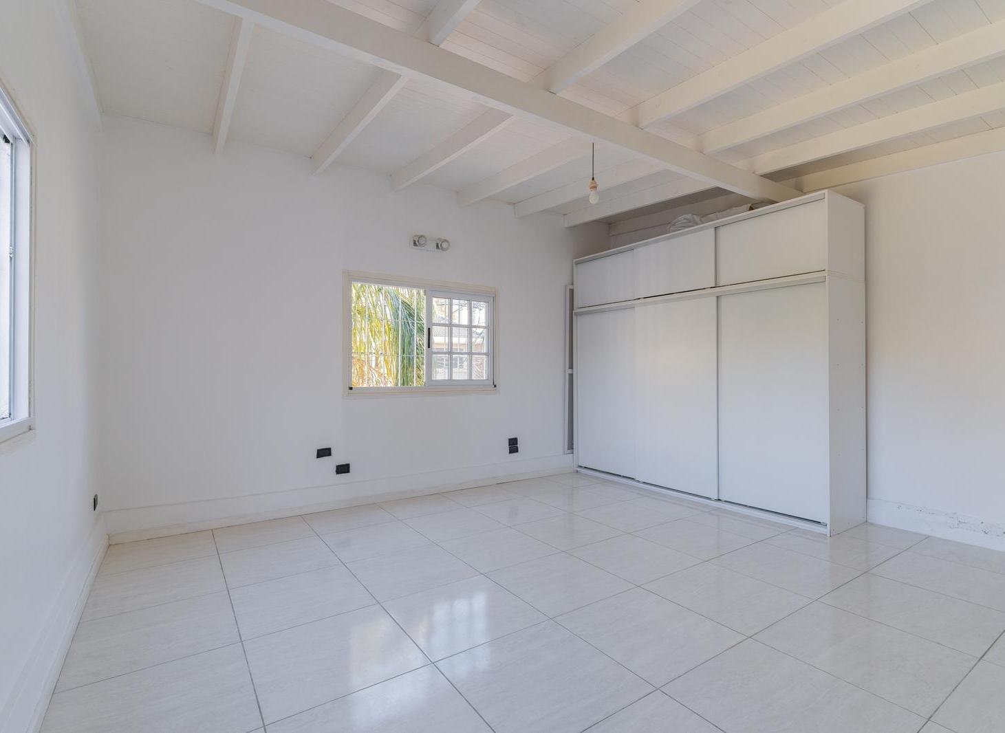 Venta PH al Frente de 4 Ambientes con Garaje, Doble Patio y Terraza - Santos Lugares