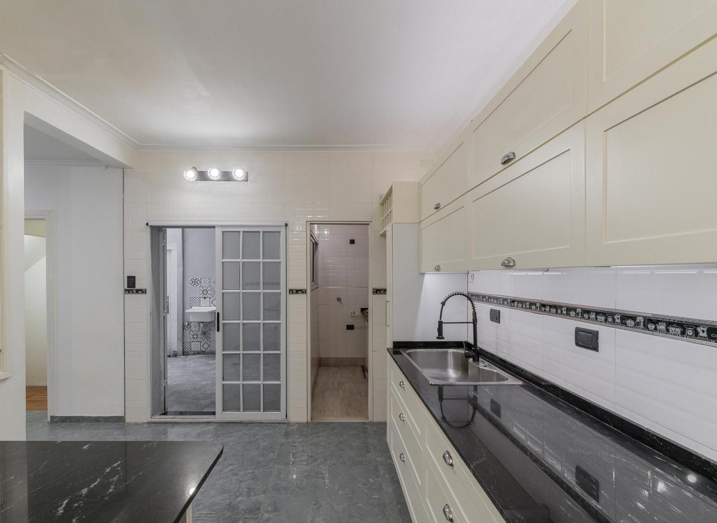 Venta PH al Frente de 4 Ambientes con Garaje, Doble Patio y Terraza - Santos Lugares