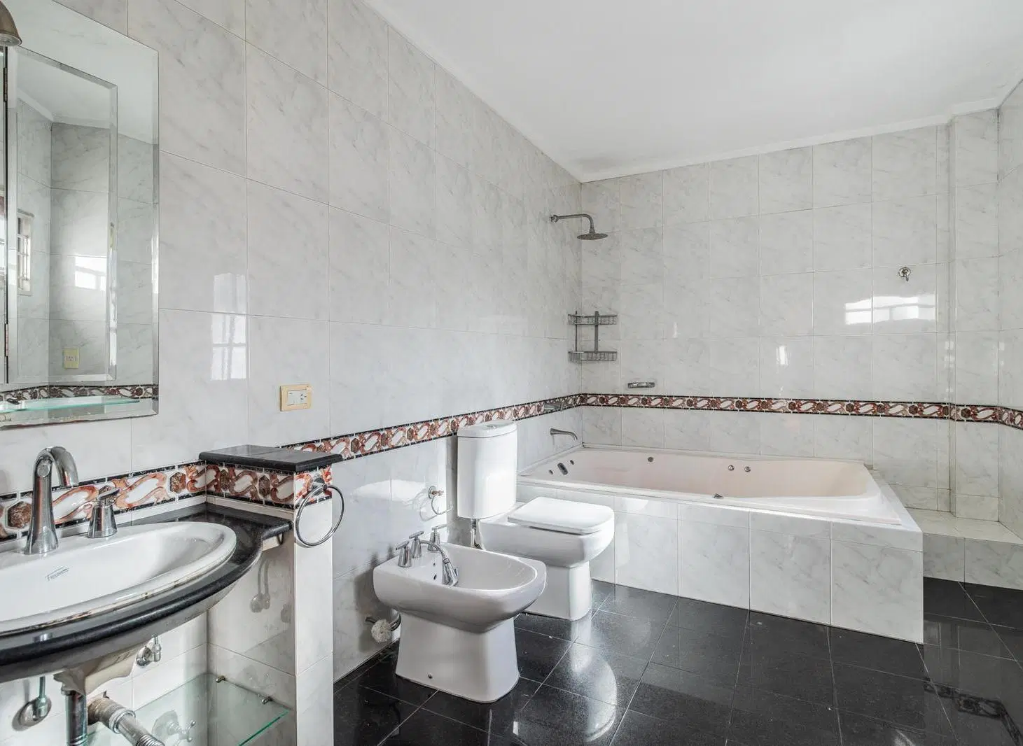 Casa en venta de 4 ambientes con jardín, suite y cochera cubierta en Mataderos 3