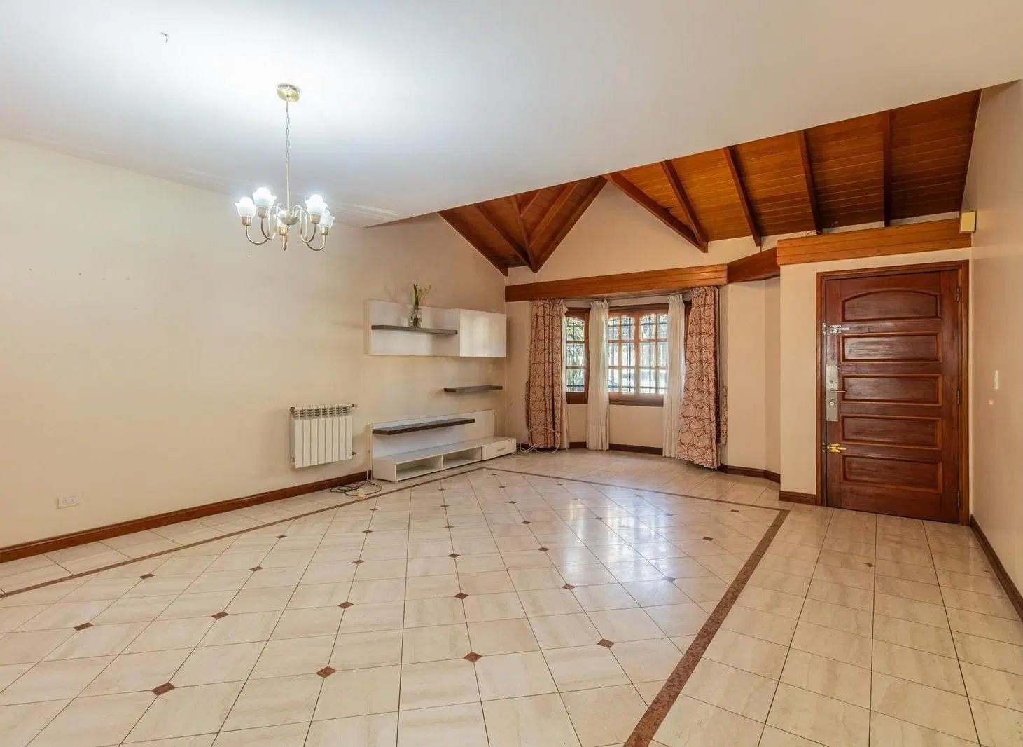 Casa en venta de 4 ambientes con jardín, suite y cochera cubierta en Mataderos 4