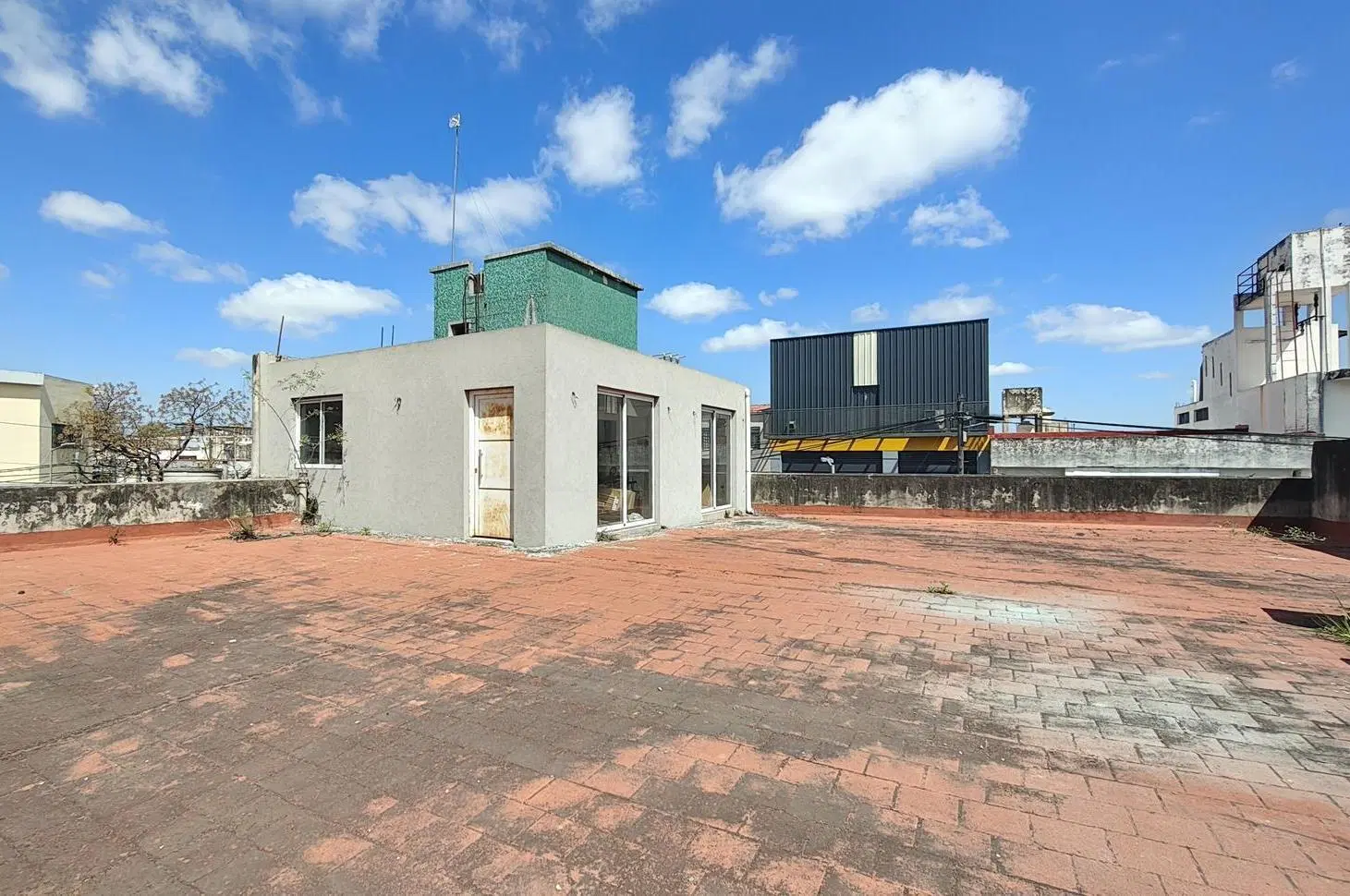 VENTA Galpón doble altura con oficina Villa Lynch PERMUTA 4