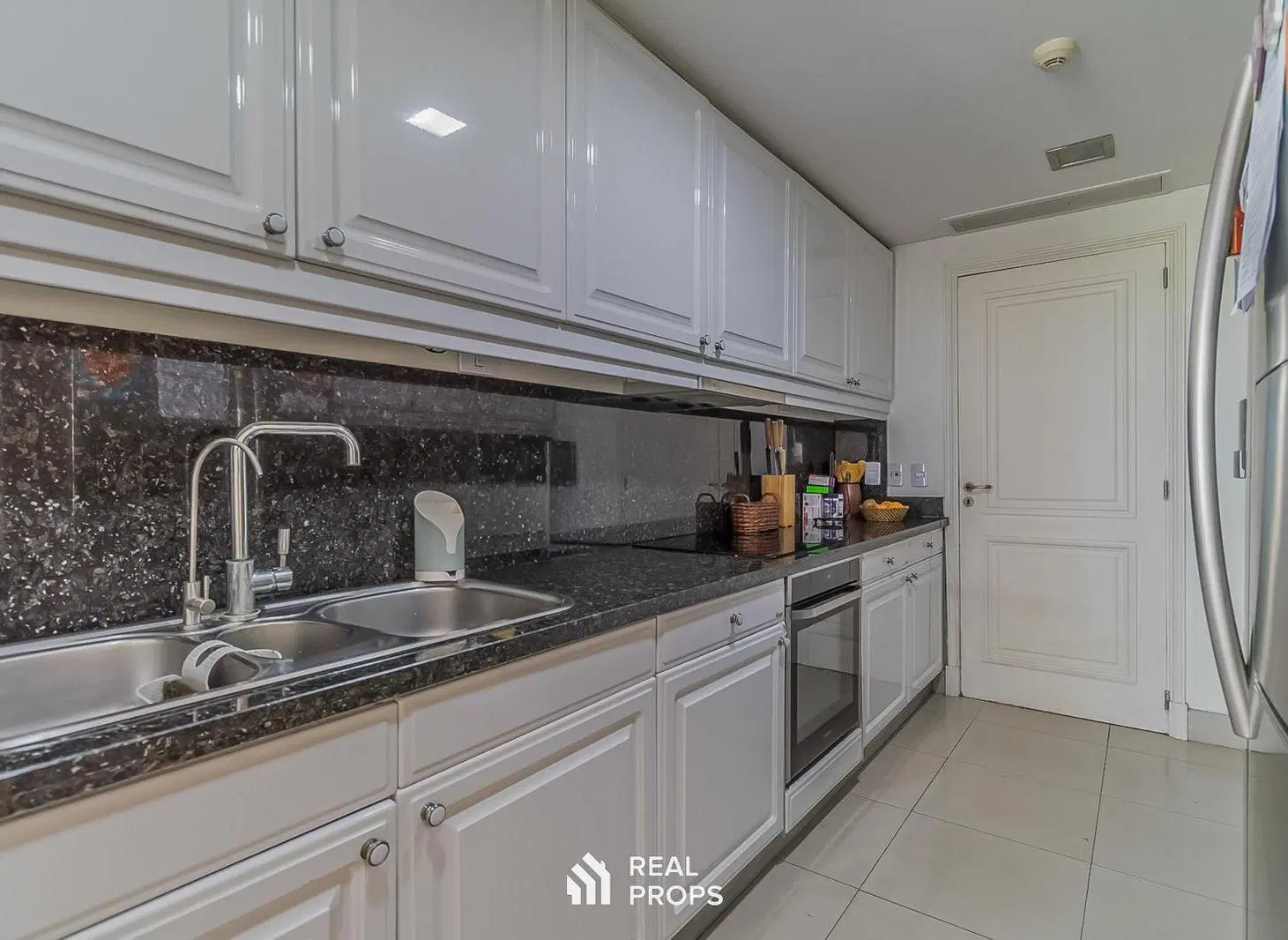 Alquiler de departamento 3 ambientes más dependencia de servicio y cochera en Chateau Puerto Madero 3