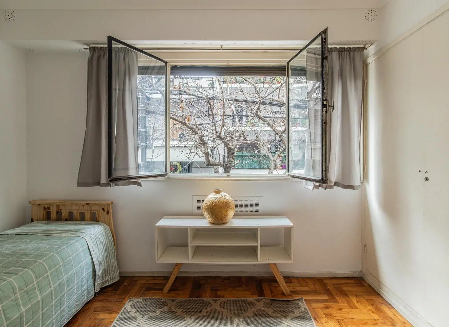 Departamento en venta de 3 ambientes con balcón corrido en Caballito 2
