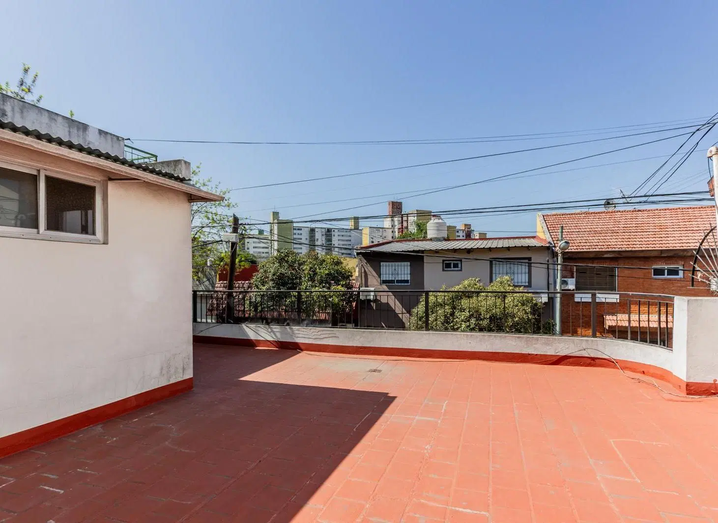 Casa multifamiliar en venta de 6 ambientes con Patio, Terraza y Quincho con parrilla 3