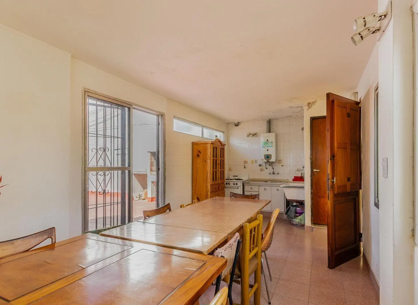 Casa multifamiliar en venta de 6 ambientes con Patio, Terraza y Quincho con parrilla 8