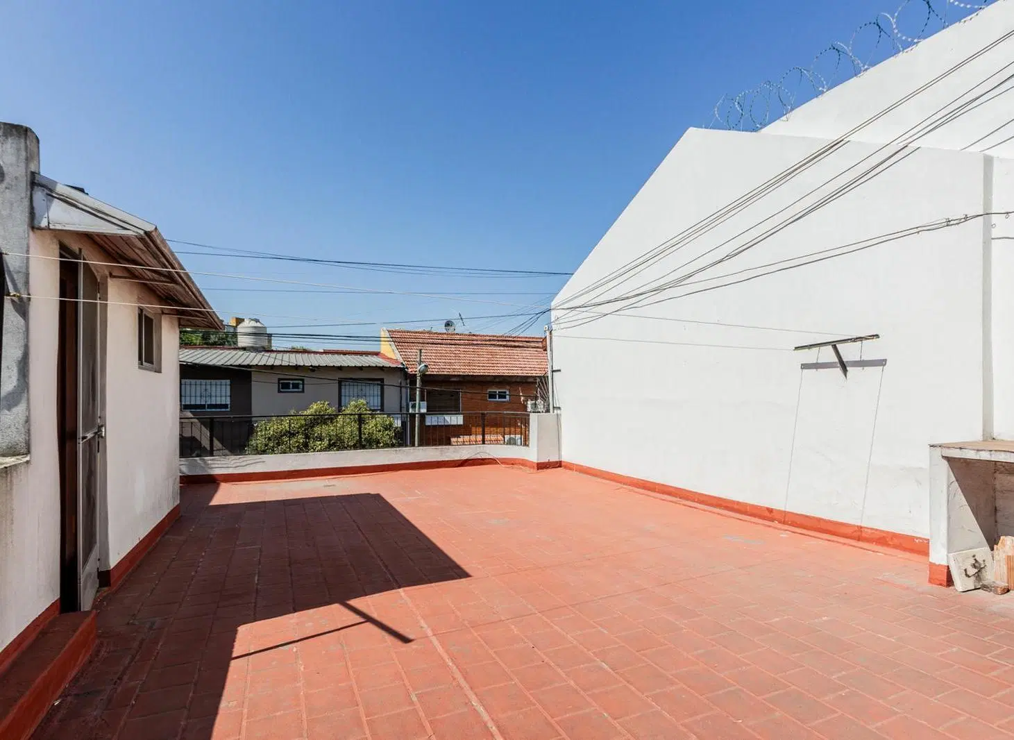 Casa multifamiliar en venta de 6 ambientes con Patio, Terraza y Quincho con parrilla 4