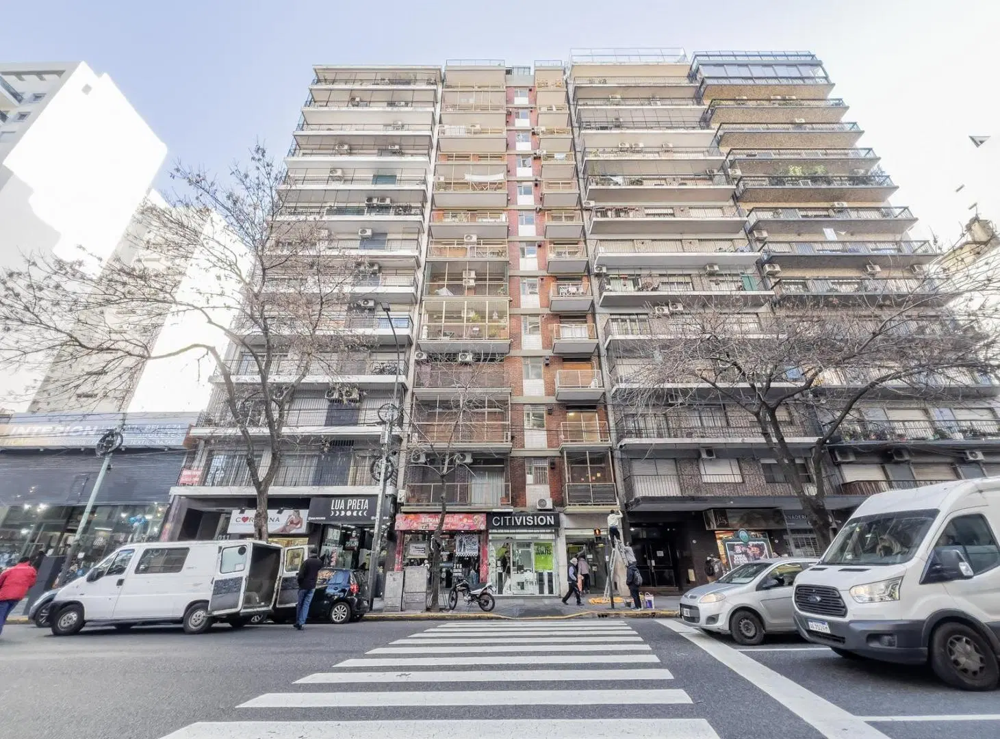 Alquiler departamento de 2 ambientes con balcón al frente en Almagro 2