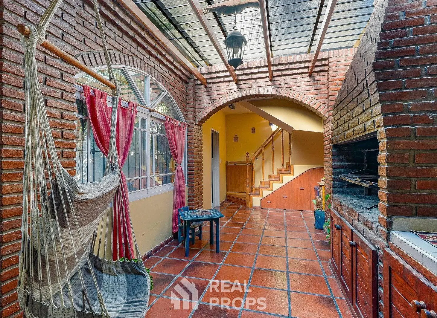 Venta de Casa de 4 ambientes con garaje y parque en Berazategui 8