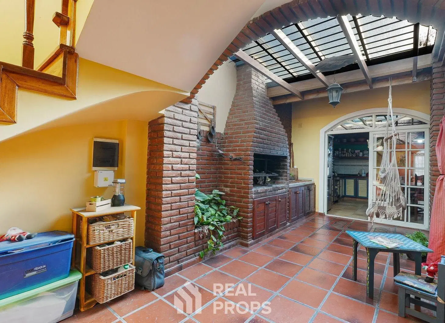 Venta de Casa de 4 ambientes con garaje y parque en Berazategui 2