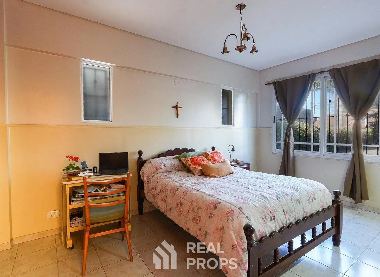 Venta de Casa de 4 ambientes con garaje y parque en Berazategui 3