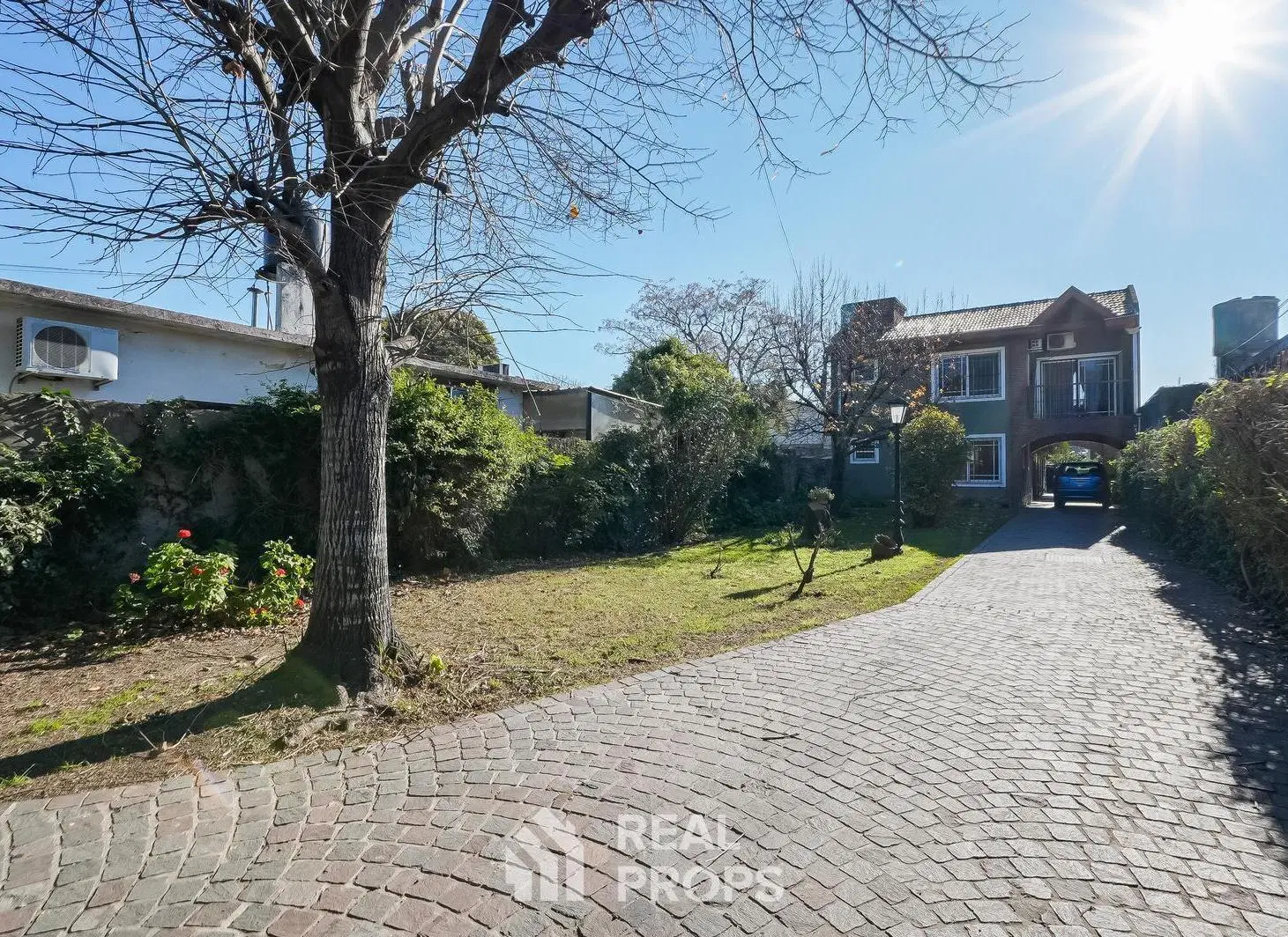 Venta de Casa de 4 ambientes con garaje y parque en Berazategui 1