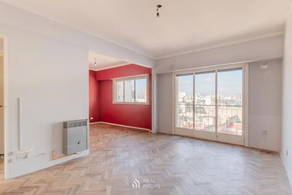 Departamento tres ambientes y balcón en venta en Monserrat 2