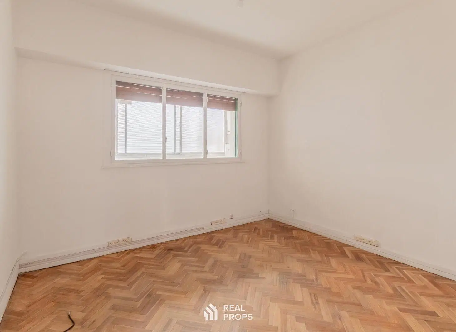 Departamento tres ambientes y balcón en venta en Monserrat 3