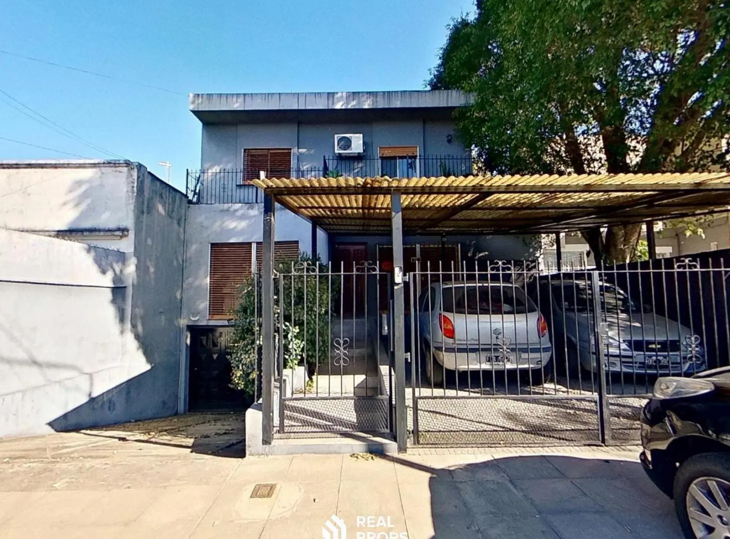 Venta Casa Hurlingam 2 Plantas con Pileta y 3 cocheras 3
