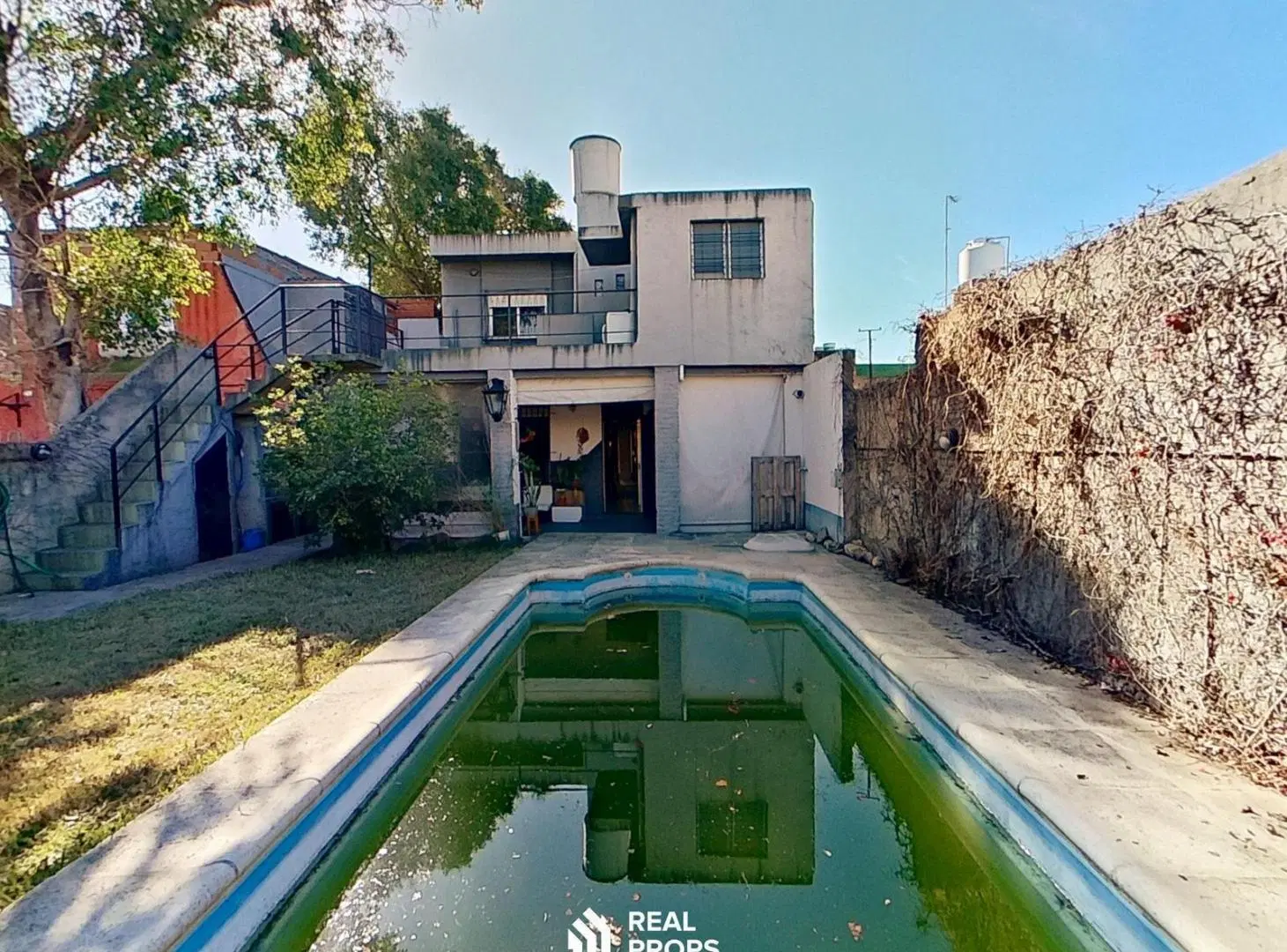 Venta Casa Hurlingam 2 Plantas con Pileta y 3 cocheras 2