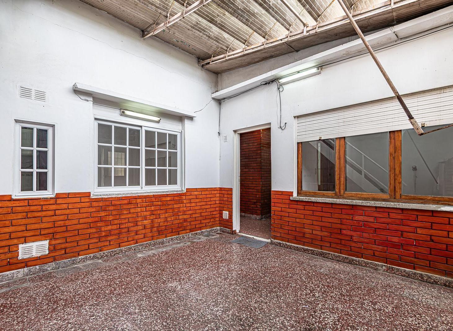 Foto de PH 3 Ambientes Patio con parrilla y Terraza propia en Venta en Lanús, imagen 3
