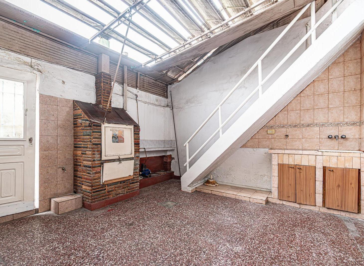 Foto de PH 3 Ambientes Patio con parrilla y Terraza propia en Venta en Lanús, imagen 2