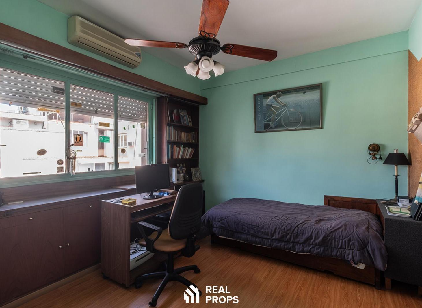 Foto de Venta Departamento 5 ambientes dependencia y balcón en Balvanera, imagen 2