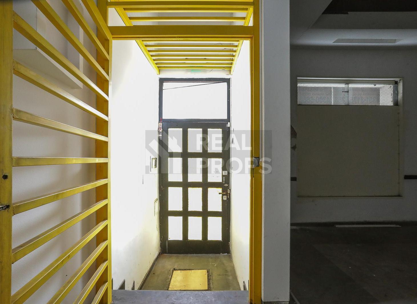 Foto de Local en venta en Barracas, a una cuadra de Av. Montes de Oca, apto, imagen 1