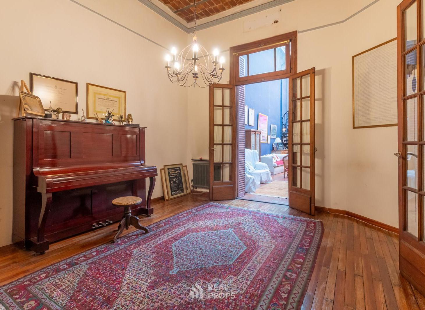 Foto de Casa 7 ambientes con jardín y garage en venta en Flores, imagen 3