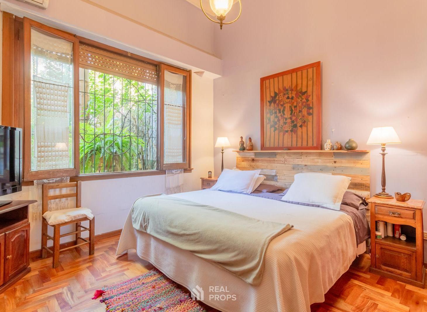 Foto de Casa 7 ambientes con jardín y garage en venta en Floresta, imagen 2