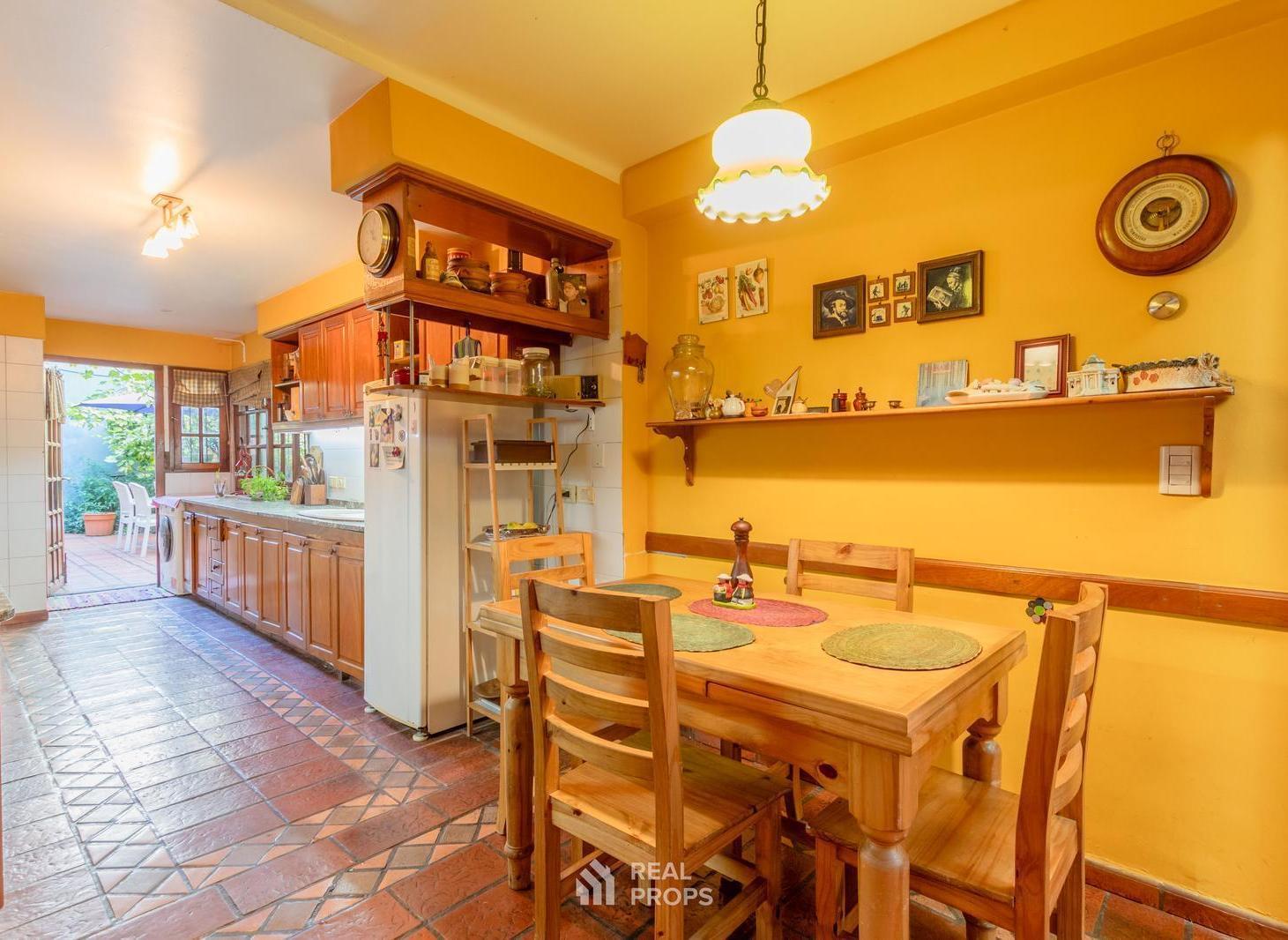 Foto de Casa 7 ambientes con jardín y garage en venta en Floresta, imagen 3