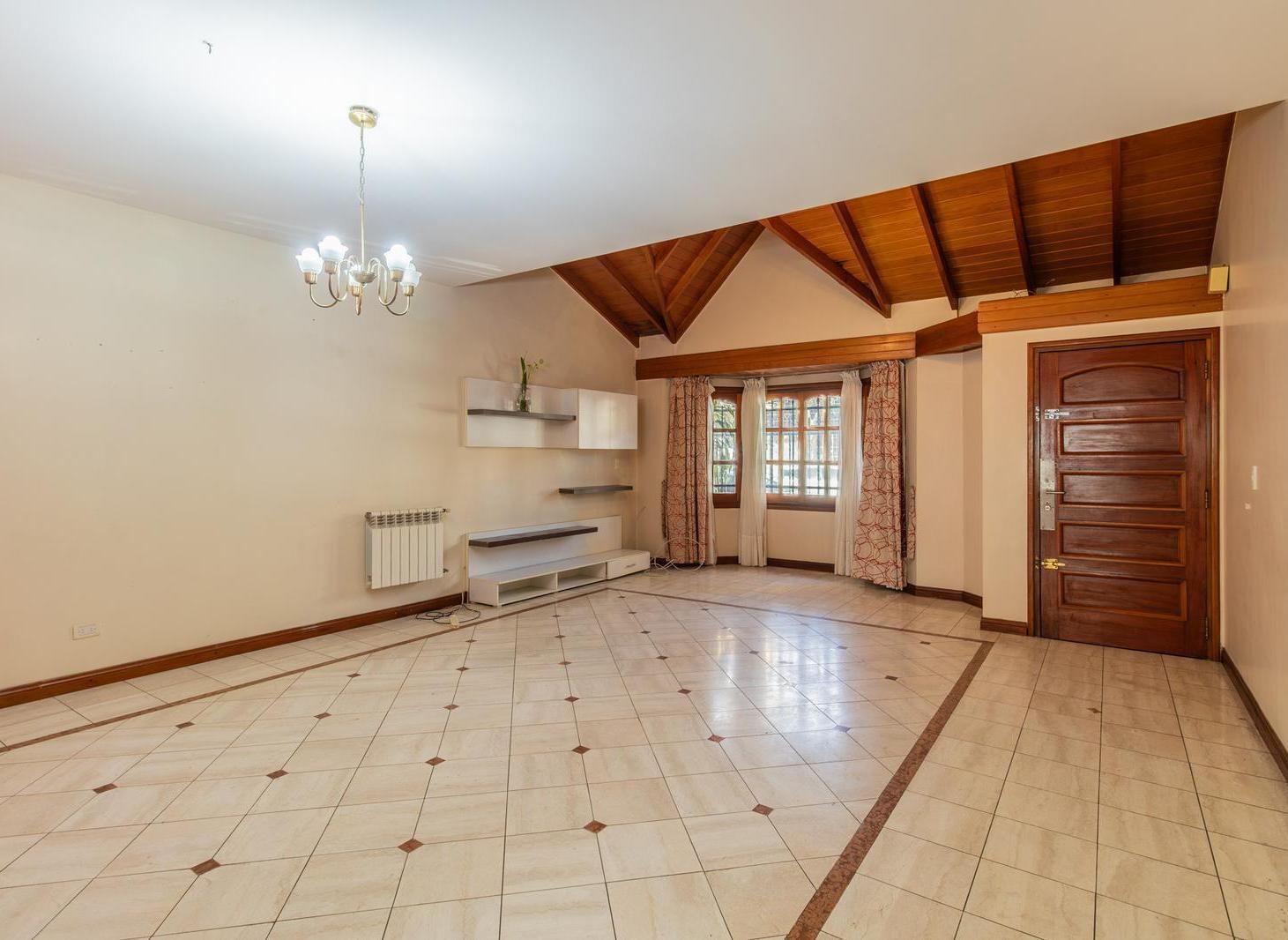 Foto de Casa en venta de 4 ambientes con jardín, suite y cochera cubierta en, imagen 1