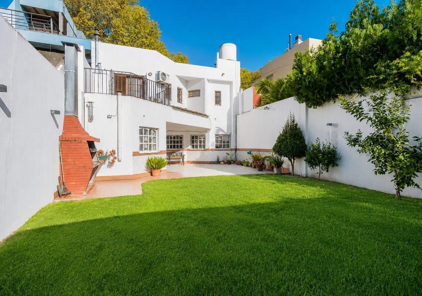 Foto de Casa en venta de 4 ambientes con jardín, suite y cochera cubierta en, imagen 2